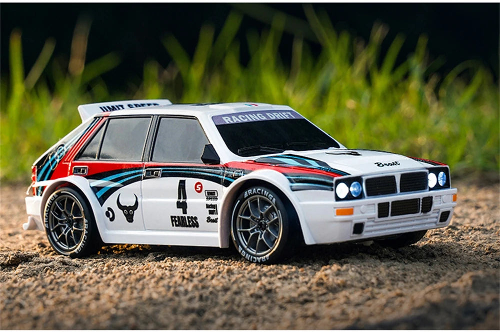 Een witte RC-rallyauto met rode en blauwe strepen, zwarte wielen en blauwe LED-verlichting, klaar voor drift- en race-avonturen. Geleverd met stuur, e