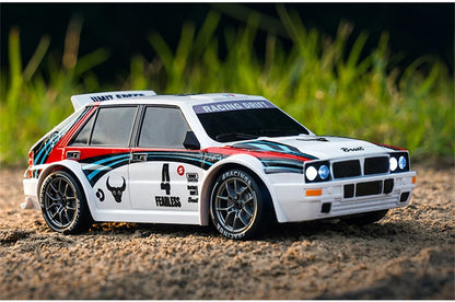 Een witte RC-rallyauto met rode en blauwe strepen, zwarte wielen en blauwe LED-verlichting, klaar voor drift- en race-avonturen. Geleverd met stuur, e