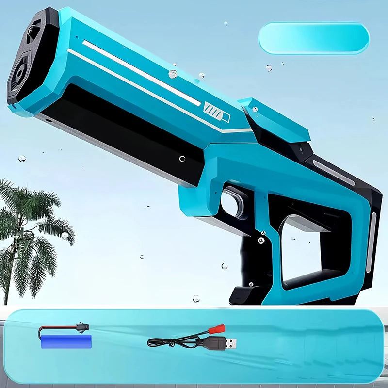 Een witte elektrische waterpistool met blauwe LED-verlichting, vastgehouden door een jonge vrouw in denim. Geschikt voor speelplekken en zomerfeesten,