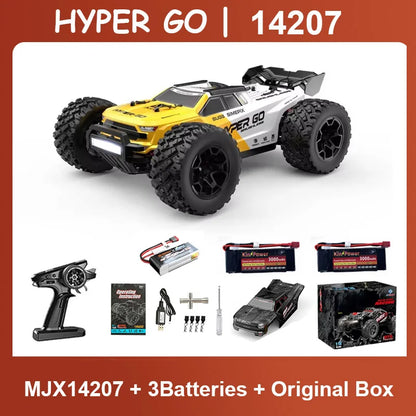 Grote, krachtige RC-buggy in geel-wit en blauw-groen met zwarte banden en stuurwiel, uitgerust met een afstandsbediening voor speelplezier op zand of 