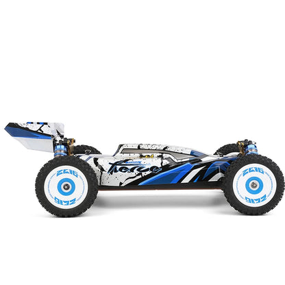Een WLtoys 1:12 schaalmodel 4WD RC-raceauto met blauw-wit camouflage, zichtbare schokdempers en rubberen banden, geschikt voor speelplein of binnenrui