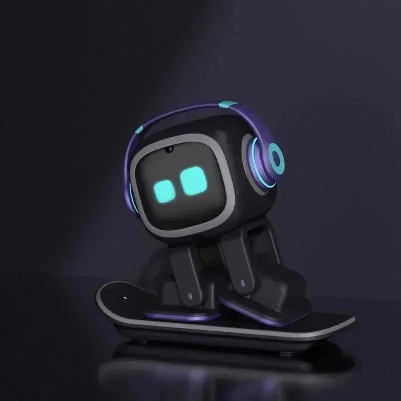 Interactieve compagnonsrobot met blauwe koptelefoon en groene oogleden, staat op houten tafel naast smartphone. Ideaal voor kinderen en ouderen als ge