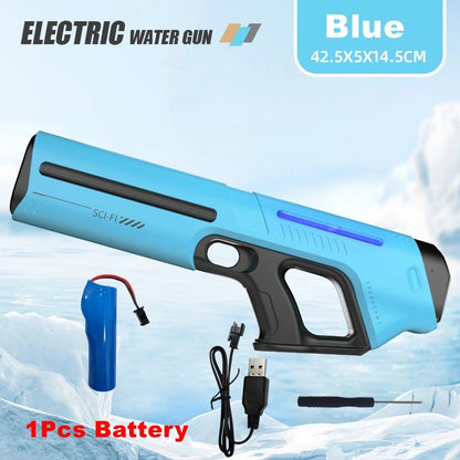 Een witte elektrische waterpistool met blauwe LED-verlichting, gehouden door een jonge vrouw in jeans. Inclusief 3x batterijen voor speelplezier op zo