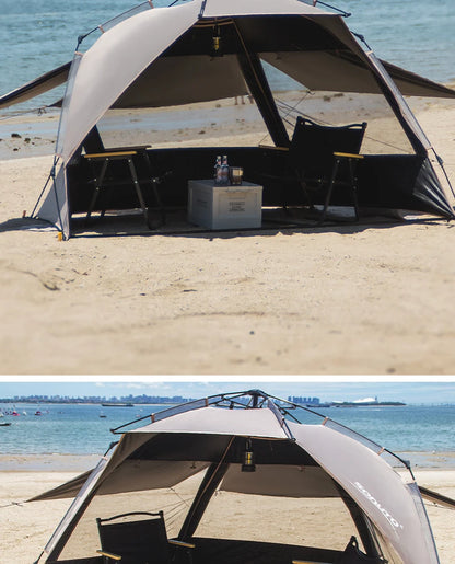 Zilveren vinyl zonnescherm met UPF60+ bescherming, geplaatst op het strand met twee vouwstoelen en tafel. Ideaal voor zonnige dagjes bij het water of 
