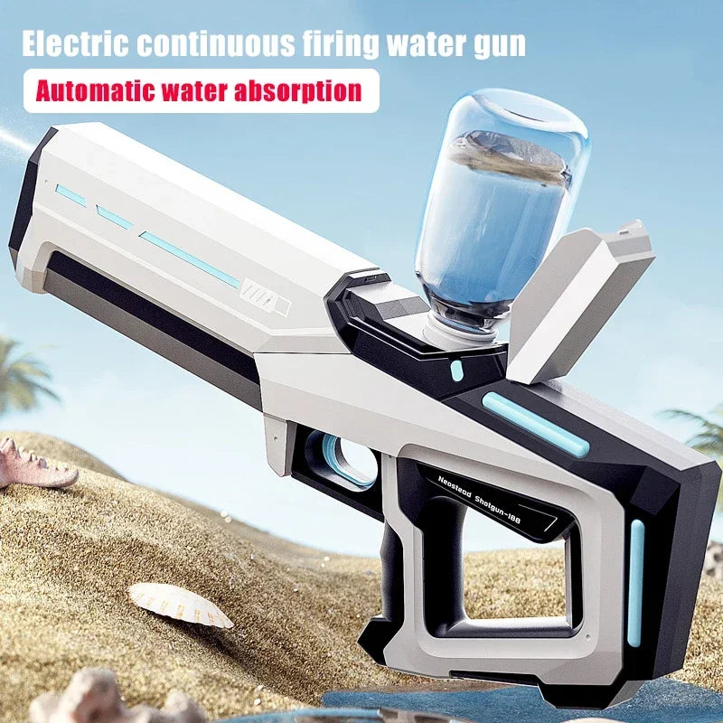 Een witte elektrische waterpistool met blauwe LED-verlichting, vastgehouden door een jonge vrouw in jeans. Geschikt voor speelplezier en watergevechte