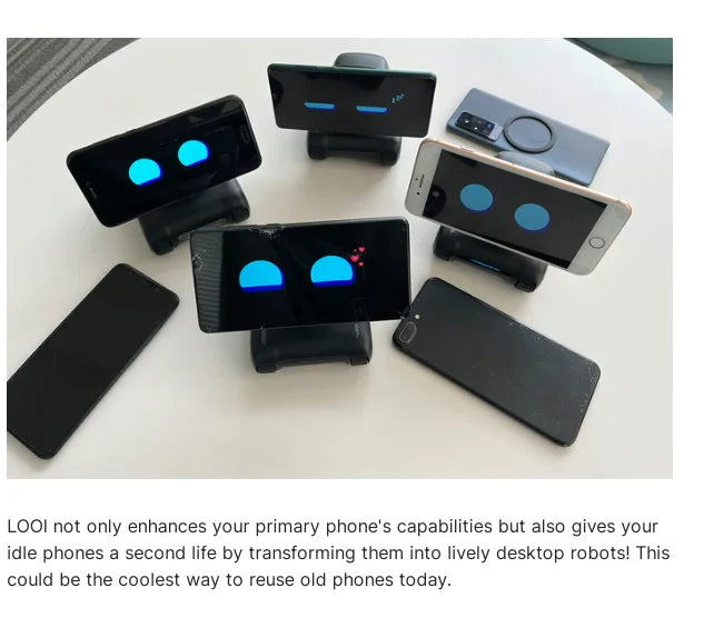 Een zwarte LOOI-robot met blauwe ogen, die een smartphone als hoofd gebruikt, staat op een bureau. Deze desktop-assistent biedt persoonlijke interacti