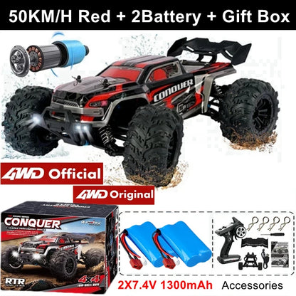 Zwart en roze RC monstertruck met grote terreinbanden en blauwe koplampen, in actie op zandige terrein. Geschikt voor speelgoedraces en buitenactivite