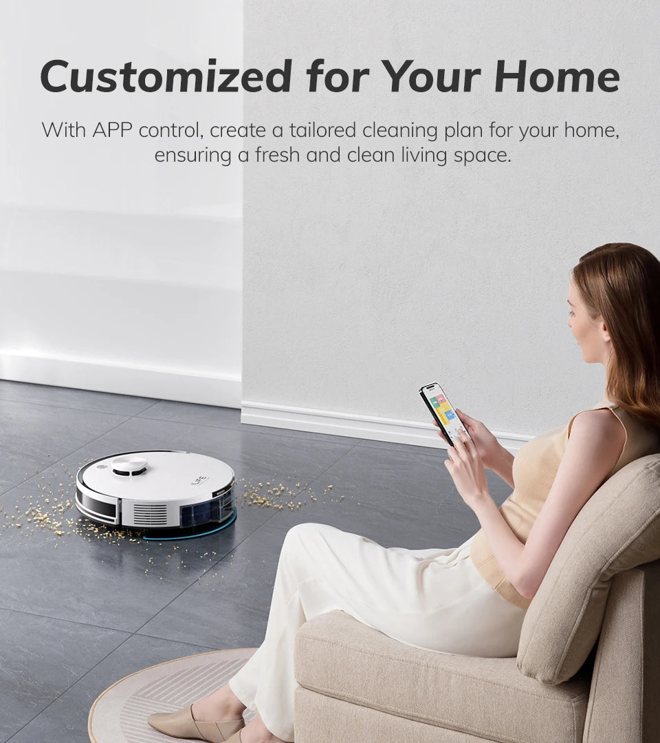 De witte ILIFE robotstofzuiger met zwart accent, klaar voor automatische stofzuiging, staat naast zijn oplader en een smartphone met app. Ideaal voor 