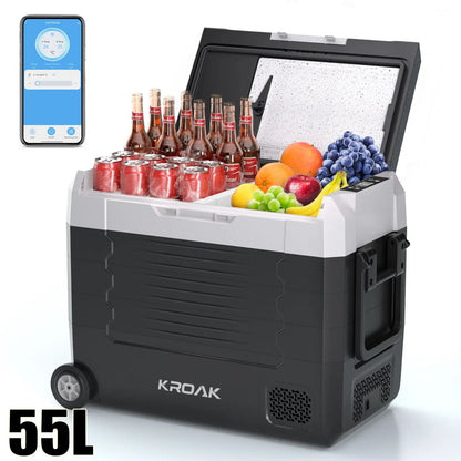Zwart-wit koelbox met wielen, gevuld met frisdrank en fruit, voorzien van een app-gecontroleerde temperatuur. Ideaal voor kamperen en picknicks, met 3