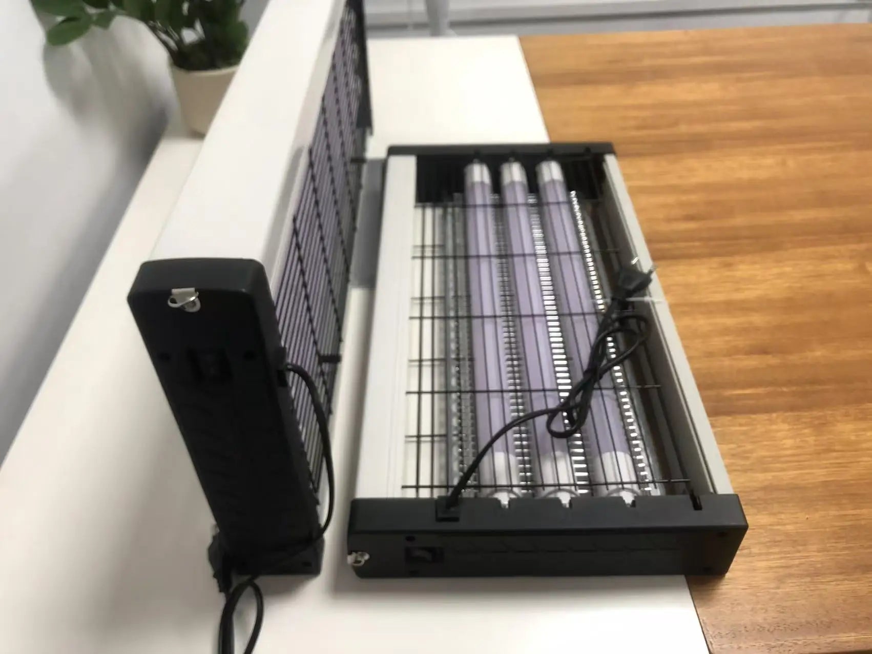 60W insectenverwijderaar met blauwe UV-lampen, zwart metalen frame en witte randen, geschikt voor binnenruimtes en commerciële ruimtes. - Foto 6