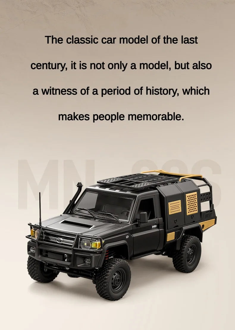 De ZWN MN82S 1:12 RC Toyota Land Cruiser, in donkergroene kleur met zichtbare roestkleurige onderdelen, staat op een rotsachtige berg met brandende ko