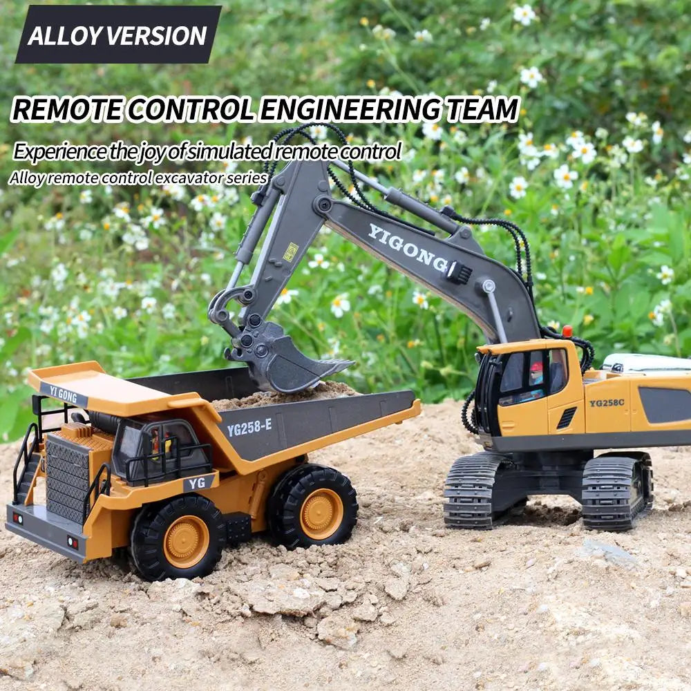 Grote gele en bulldozer met zwarte banden en metalen details, geplaatst op zand. Hand houdt oranje, geschikt voor kinderen die graag bouwspelletjes sp