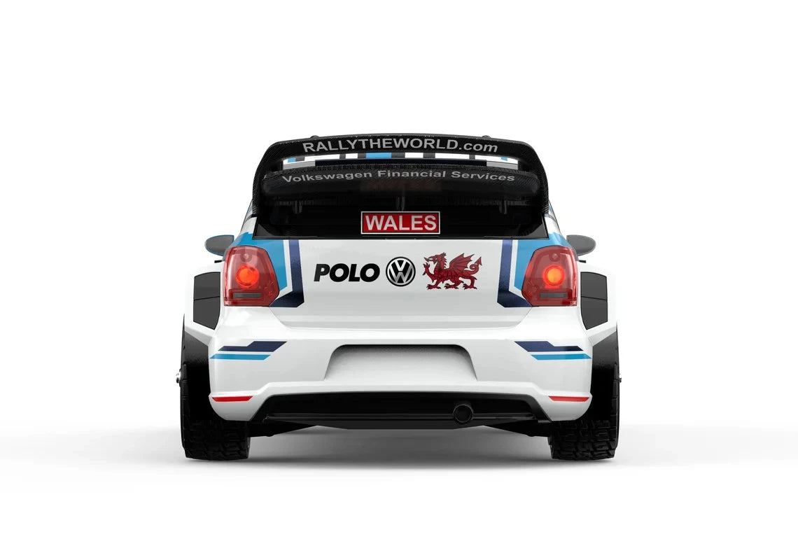 Een 1:7 schaalmodel van een Volkswagen Polo rallyauto, met blauw-wit livery en zichtbare details zoals de wielophanging en de 'NALES 1' sticker. Gesch