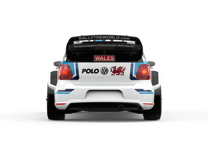 Een 1:7 schaalmodel van een Volkswagen Polo rallyauto, met blauw-wit livery en zichtbare details zoals de wielophanging en de 'NALES 1' sticker. Gesch