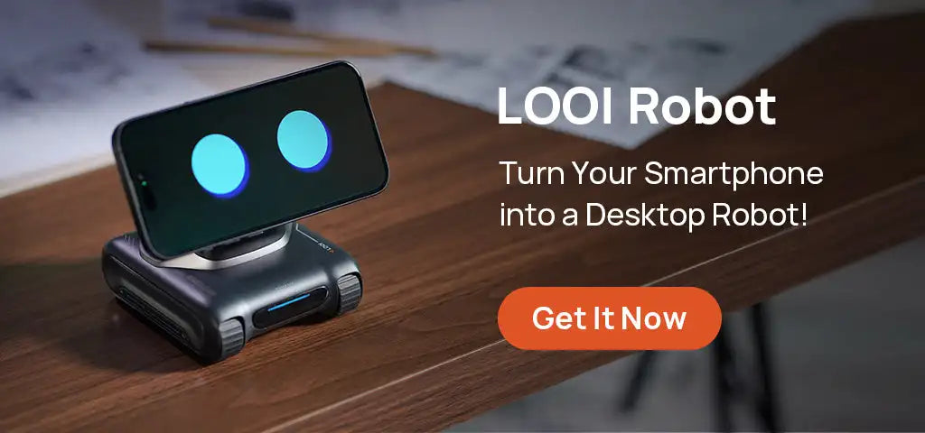 Een zwarte LOOI desktoprobot met blauwe LED-oogjes, die een smartphone vasthoudt voor persoonlijke interactie. Ideaal als assistent voor thuis of kant