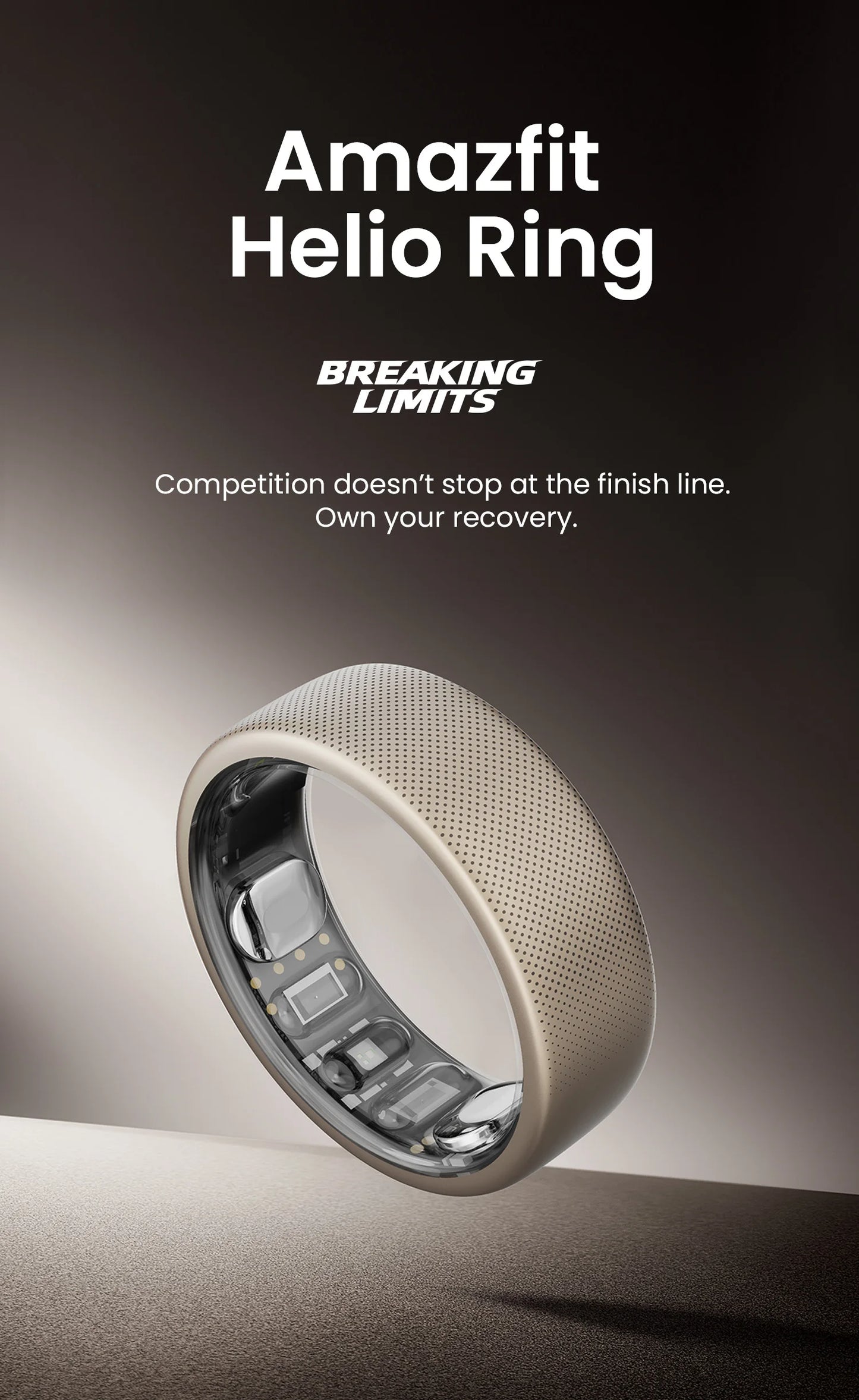 De Amazfit Helio Ring, een goudkleurige, 2,6 mm dunne slimme ring met een textuur, toont zichtbare sensoren en is speciaal ontworpen voor sportieve gezondheidsmonitoring en nachtrustanalyse. - Foto 8