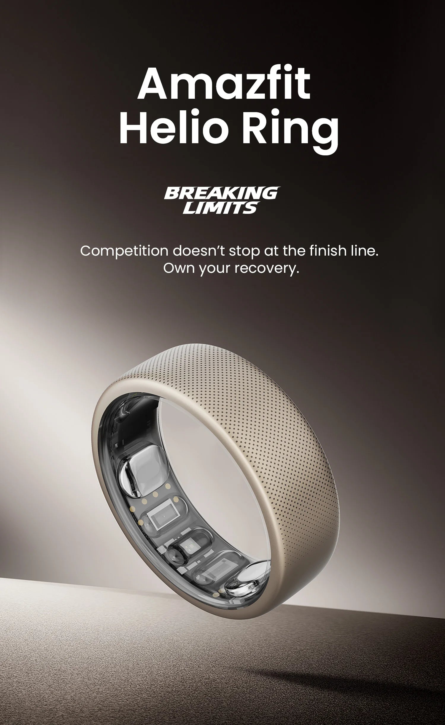 De Amazfit Helio Ring, een goudkleurige, 2,6 mm dunne slimme ring met een textuur, toont zichtbare sensoren en is speciaal ontworpen voor sportieve gezondheidsmonitoring en nachtrustanalyse. - Foto 8