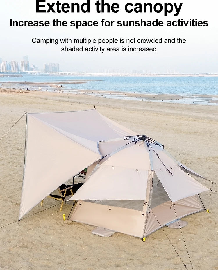 Zilveren vinyl zonnescherm met UPF60+ bescherming, opgezet op het strand met twee stoelen en tafel, ideaal voor zonbescherming tijdens kamperen of str
