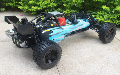 Groene camouflage RC buggy met zwarte banden en zichtbare schokdempers, klaar voor terreinrijden. Perfect voor outdoor speelplekken en avontuurlijke k