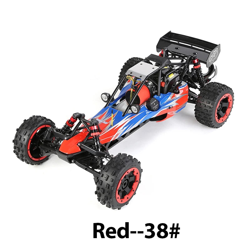 Groene camouflage RC buggy met zwarte banden en metalen frame, klaar voor terreinrijden. Zichtbare motor en stuurkolom op beton voor buitenvermaak. - 