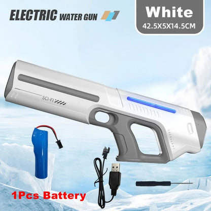 Een witte elektrische waterpistool met blauwe LED-verlichting, vastgehouden door een jonge vrouw in jeans. Geschikt voor speelplekken en zomerfeesten,