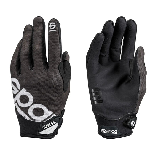 Zwart Sparco mountainbike handschoenen met wit logo en verstelbare polsband, geschikt voor mountainbiken. Gemaakt van lichtgewicht materiaal met ventilatiegaten voor optimale grip en comfort.