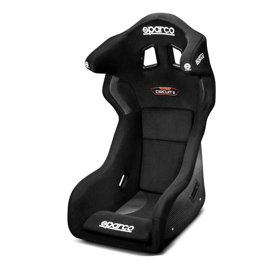 Sparco Circuit II racestoel in zwart, met carbonvezel details en witte logo’s. Geschikt voor raceauto’s en motorsport, met verstelbare hoofdsteun en comfortabele bekleding.
