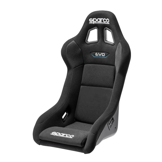 Zwart Sparco EVO racestoel met textiel bekleding en zichtbare ventilatieopeningen, voorzien van het merklogo en sportieve design, speciaal ontworpen voor raceauto’s en motorsport.