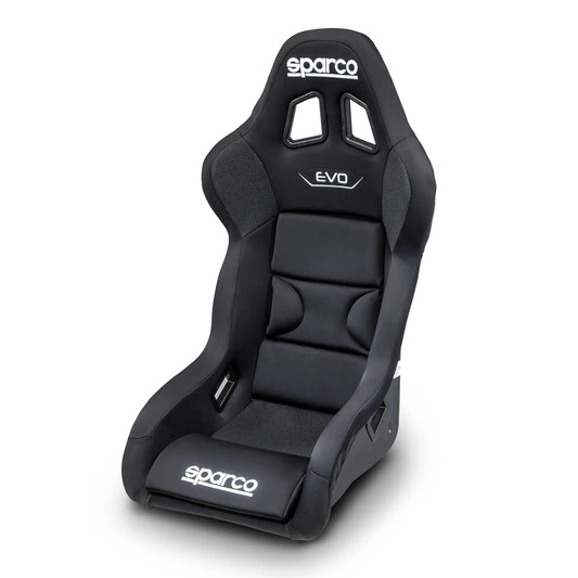Zwart Sparco EVO sportstoel met opvallende witte logo’s en ventilatieopeningen, gemaakt van hoogwaardig leer voor optimale comfort en veiligheid tijdens race- of rallyrijden.
