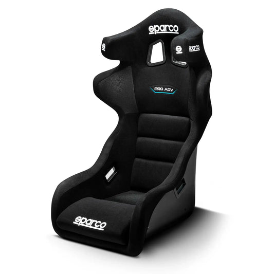 Zwart Sparco Pro Adv racestoel met textiel bekleding en zichtbare logo’s, ontworpen voor optimale veiligheid en comfort in race- en sportwagens.