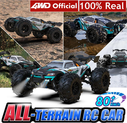 Een 1:16 schaal RC monstertruck in zwart, roze en wit, met grote terreinbanden en blauwe LED-verlichting, rijdt krachtig over modderig terrein. Geschi