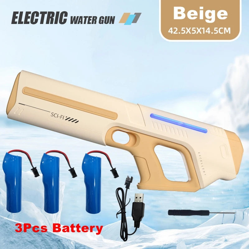 Een witte elektrische waterpistool met blauwe LED-verlichting, vastgehouden door een jonge vrouw in denim. Geschikt voor kinderen en volwassenen voor 