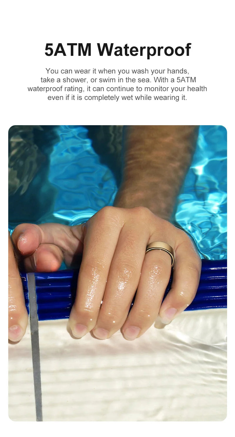 Een zilverkleurige slimme ring met een mat glanzend oppervlak en zichtbare LED-indicatoren, naast een goudkleurige variant op een draadloze oplader voor gezondheidsmonitoren. - Foto 17
