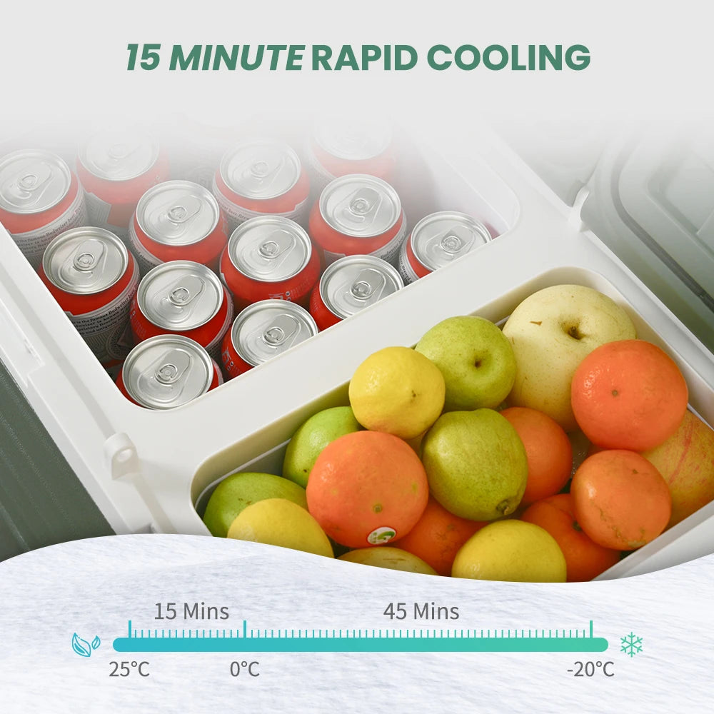 Grijze Alpicool koelbox met open deksel, gevuld met rode blikjes en verse fruit. Elektronisch bedieningspaneel en ventilatieopeningen zichtbaar – idea