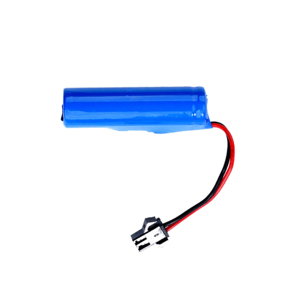 Een witte RC-rallyauto met rode en blauwe strepen, zwarte wielen en blauwe LED-verlichting, klaar voor drift- en race-avonturen. Inclusief stuur, extr