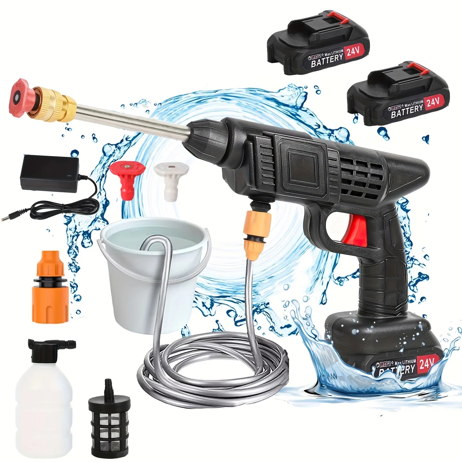 Een zwarte, draadloze waterstraler met 24V lithiumbatterijen, zichtbare slang, emmer en diverse accessoires voor efficiënte carwash of tuinreiniging. 