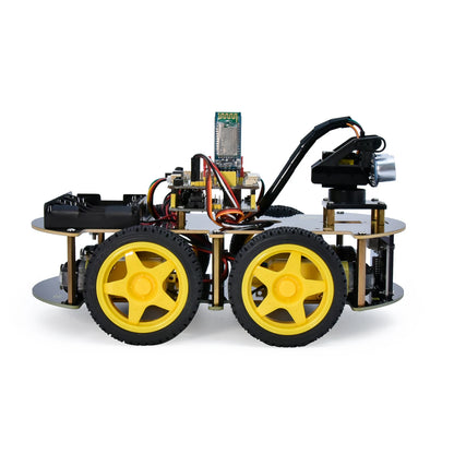 Een Keyestudio robotkit met zwarte chassis, gele wielen en diverse elektronische componenten, inclusief sensoren en een microcontroller, voor educatie