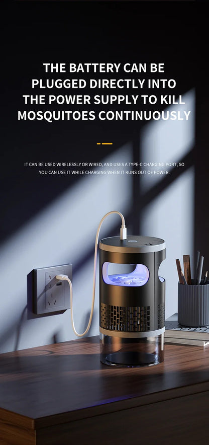 Lenovo Mosquito Killer met blauwe UV-verlichting, zichtbaar op houten tafel. Zilverkleurig, met verwijderbare batterij, geschikt voor slaap- en kinder
