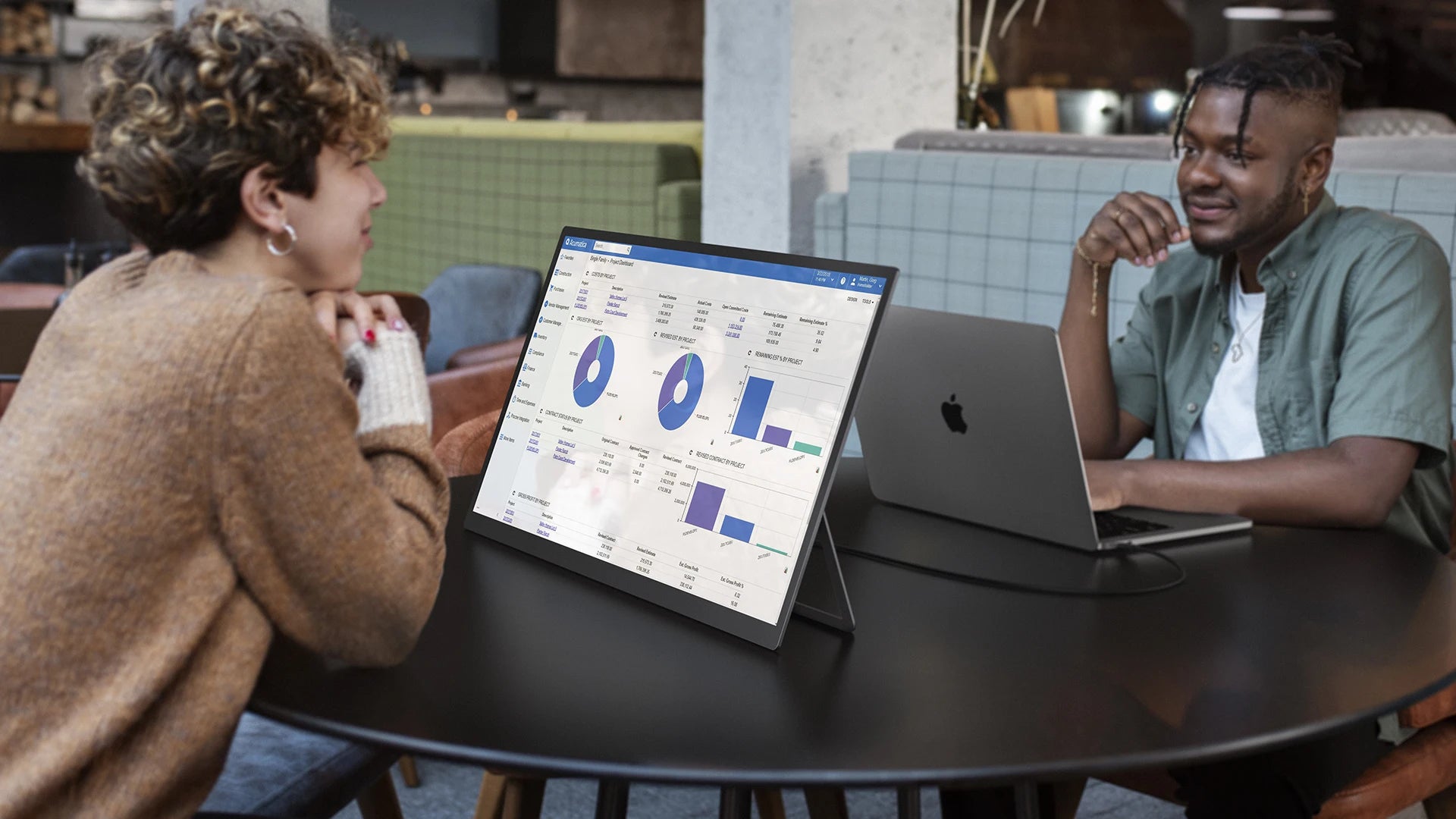 Een 22-inch 2K-monitor met 2560x1440 resolutie, 100% sRGB kleuraccurate scherm, 300Nit helderheid en HDR-technologie, ideaal voor gaming en profession