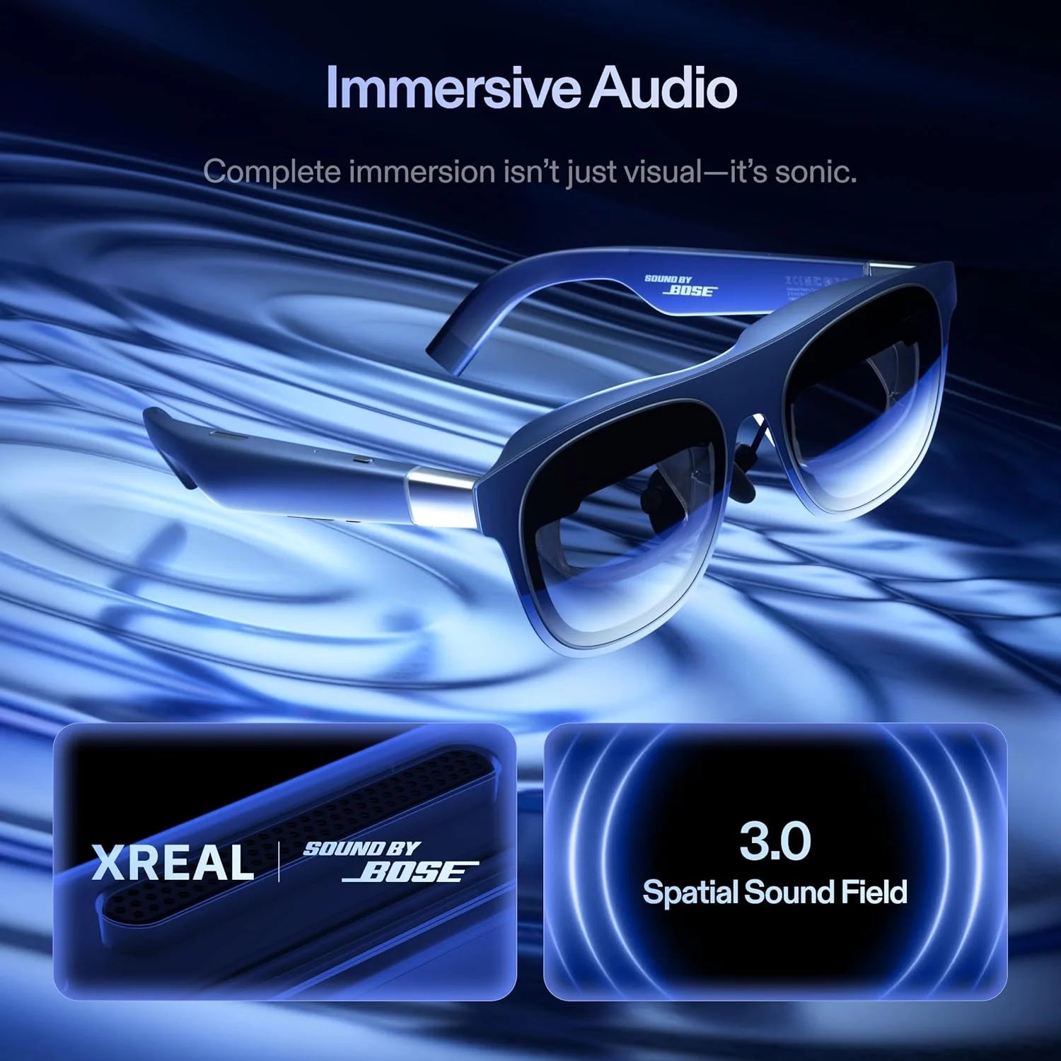 De Xreal 1S 3D-bril heeft een glanzend donkerblauw frame met zichtbare zilverkleurige lenzen en een ingebouwde microfoon. Geschikt voor virtuele reali