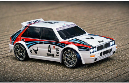 Een witte RC-rallyauto met rode en blauwe strepen, zwarte wielen en blauwe LED-verlichting, klaar voor drift- en race-activiteiten. Inclusief stuur, e