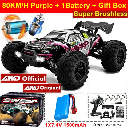Een schitterende 1:16 schaal RC monstertruck in zwart, roze en wit, met grote terreinbanden en blauwe LED-verlichting, klaar voor cross-country races 