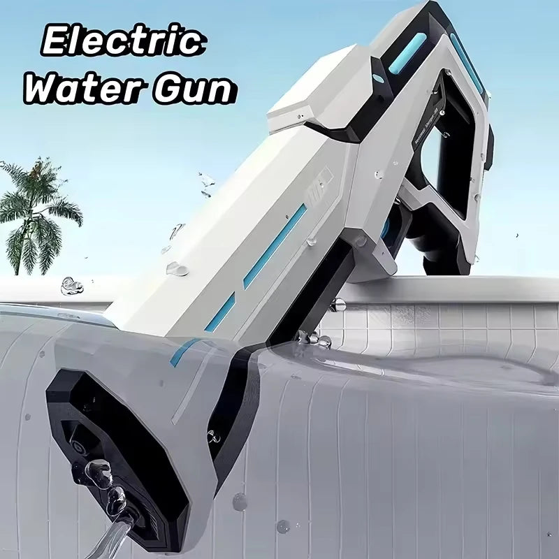 Een witte elektrische waterpistool met blauwe LED-verlichting, bediend door een jonge vrouw in jeans. Geschikt voor speelplekken en zomerfeesten, incl