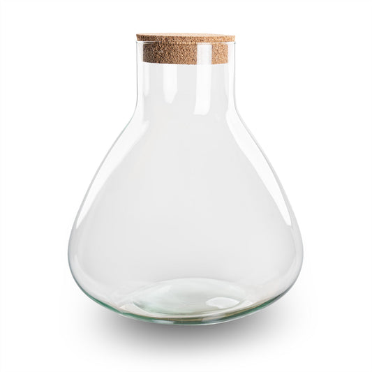 Een transparante glazen karaf met een natuurlijke kurk dop, geplaatst op een houten tafel. Ideaal voor het opslaan van water of decoratieve doeleinden in de keuken.