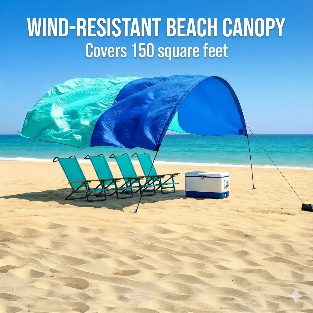 Windbestendige strandparasol in blauw en turkoois, met zichtbare zonnewering en zand onder de ligstoelen. Ideaal voor zonbescherming op het strand of 
