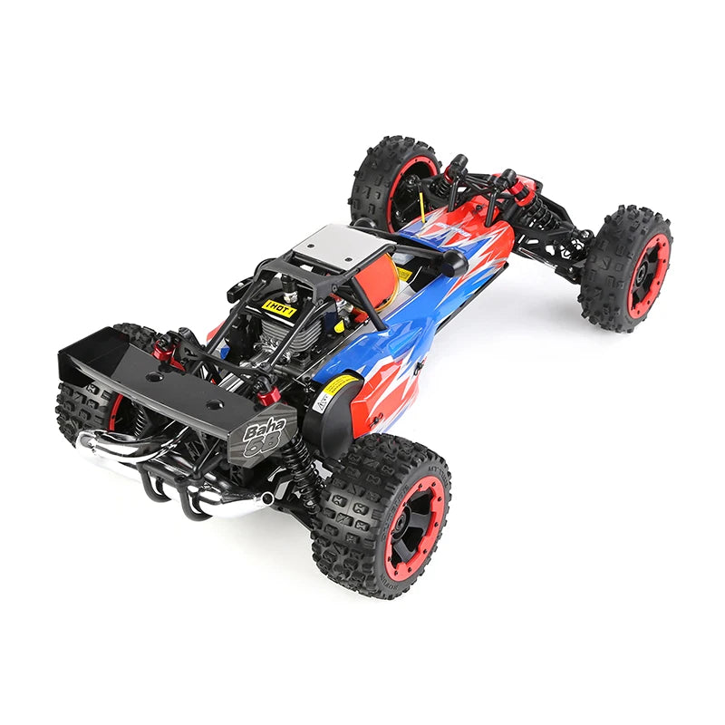 Groene camouflage RC buggy met zwarte banden en metalen frame, klaar voor terreinrijden. Zichtbare motor en stuurwiel, geschikt voor outdoor speelplei