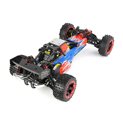 Groene camouflage RC buggy met zwarte banden en metalen frame, klaar voor terreinrijden. Zichtbare motor en stuurwiel, geschikt voor outdoor speelplei