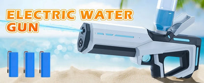 Een witte elektrische waterpistool met blauwe LED-verlichting, vastgehouden door een jonge vrouw in jeans. Geschikt voor kinderen en volwassenen voor 