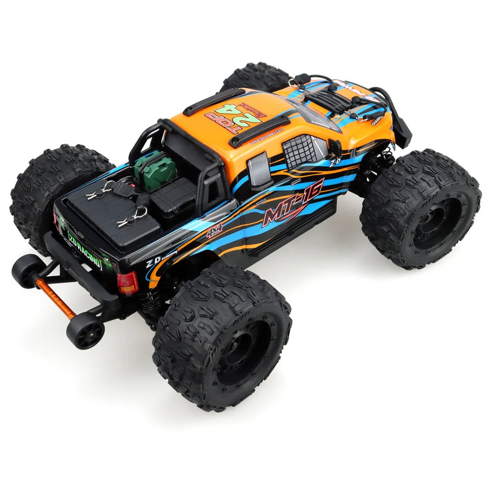Oranje en blauwe RC monstertruck met grote zwarte banden en zichtbare "MT-16" sticker, geplaatst naast zijn zwarte stuurunit voor speelplezier op zach