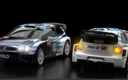 Een 1:7 schaalmodel van een Volkswagen Polo rallyauto, met blauw-wit livery en zichtbare details zoals de wielophanging en de 'NALES 1' sponsorsticker